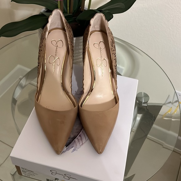 Jessica Simpson buff color9.5 heel shoes perfect condition goes with everything - Picture 4 of 9